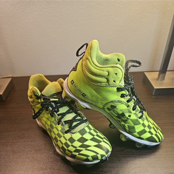 UNDER ARMOUR Spotlight Select 3 Lime Green Molded Football Cleats Boys Size 6Y - Picture 1 of 12
